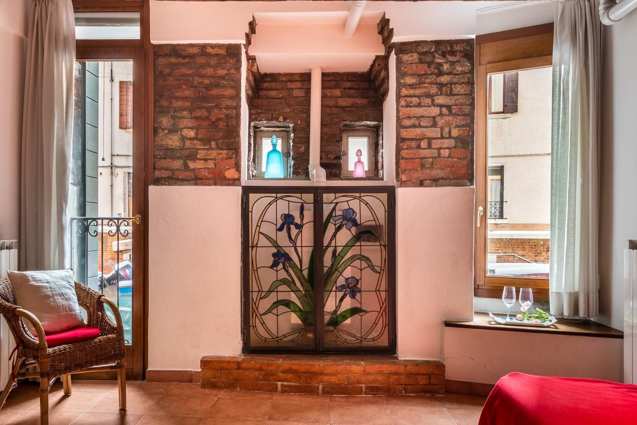 Small Canal View In Boutique Apartment